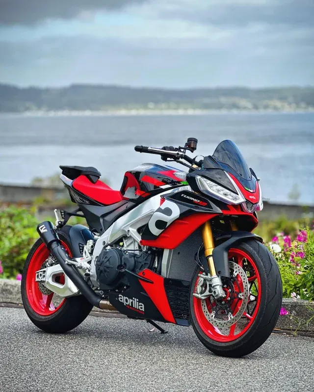 Tuono V4 thumbnail 2